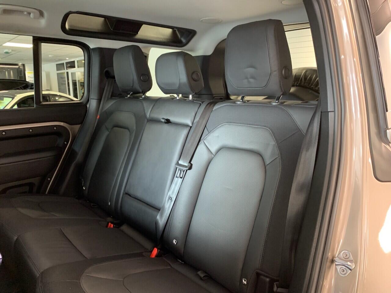 Land Rover Defender 110 view 32
