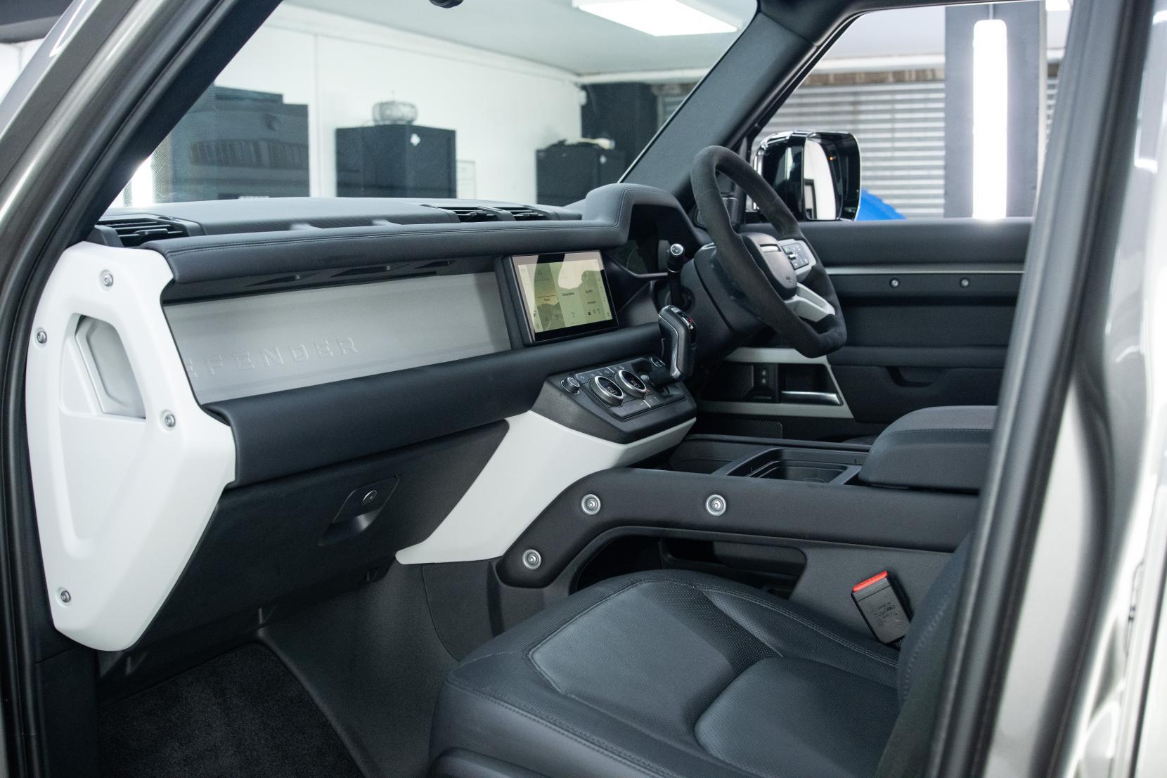 Land Rover Defender 110 view 8