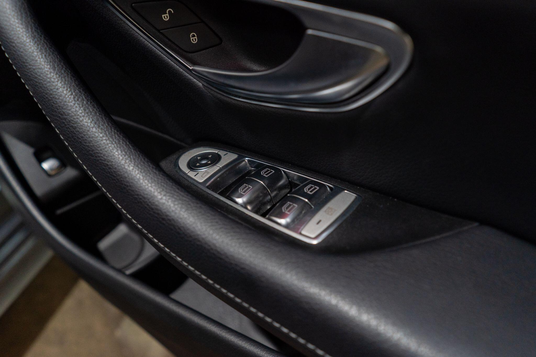 Mercedes-Benz E-Class view 35