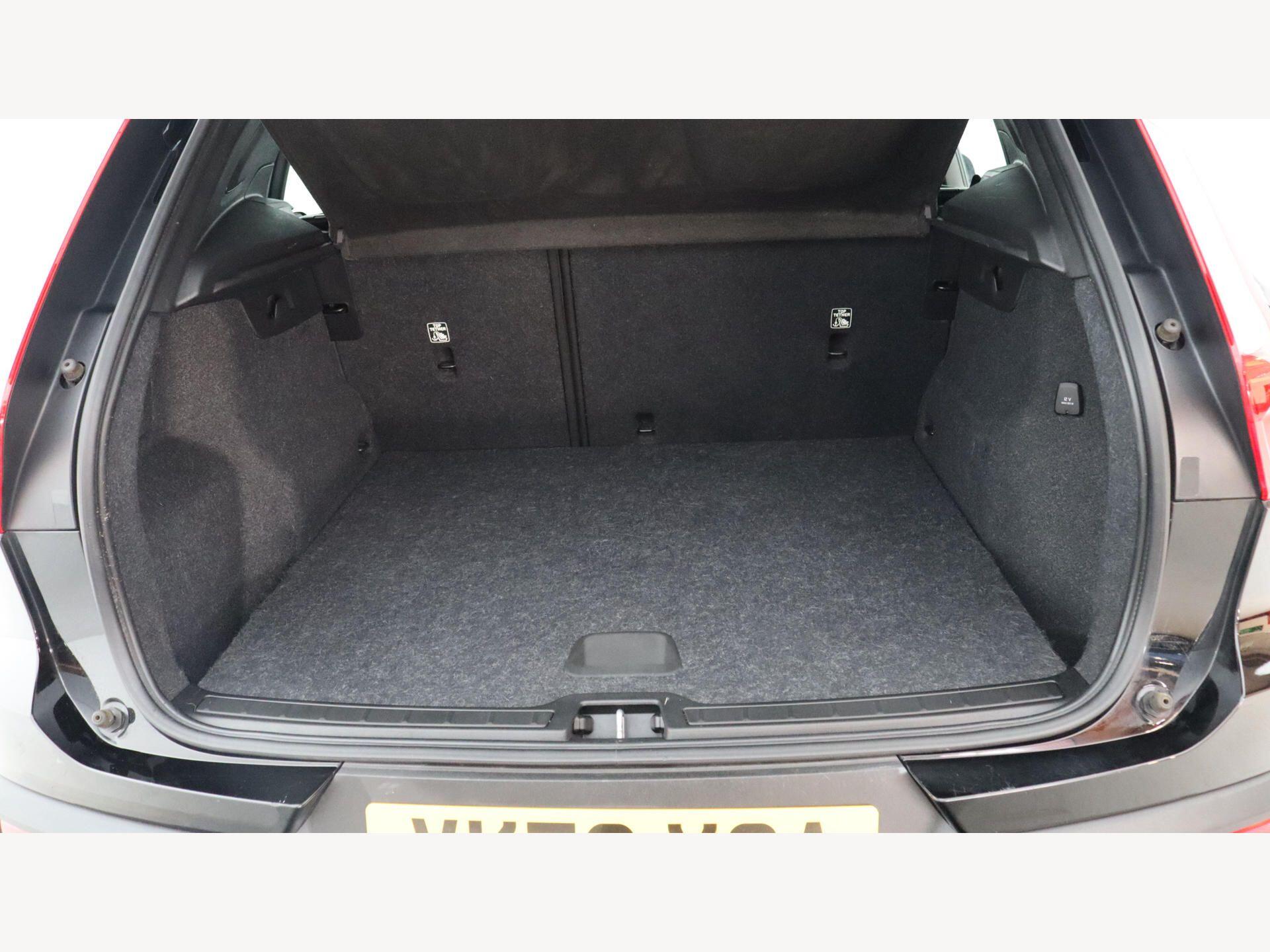 Volvo XC40 view 16