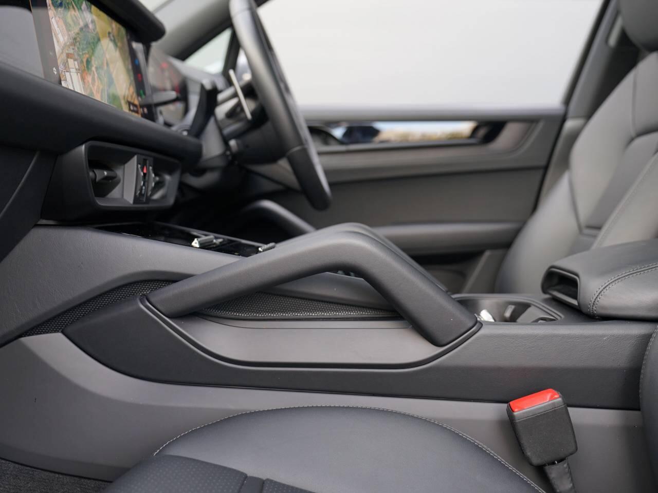 Porsche Cayenne view 38