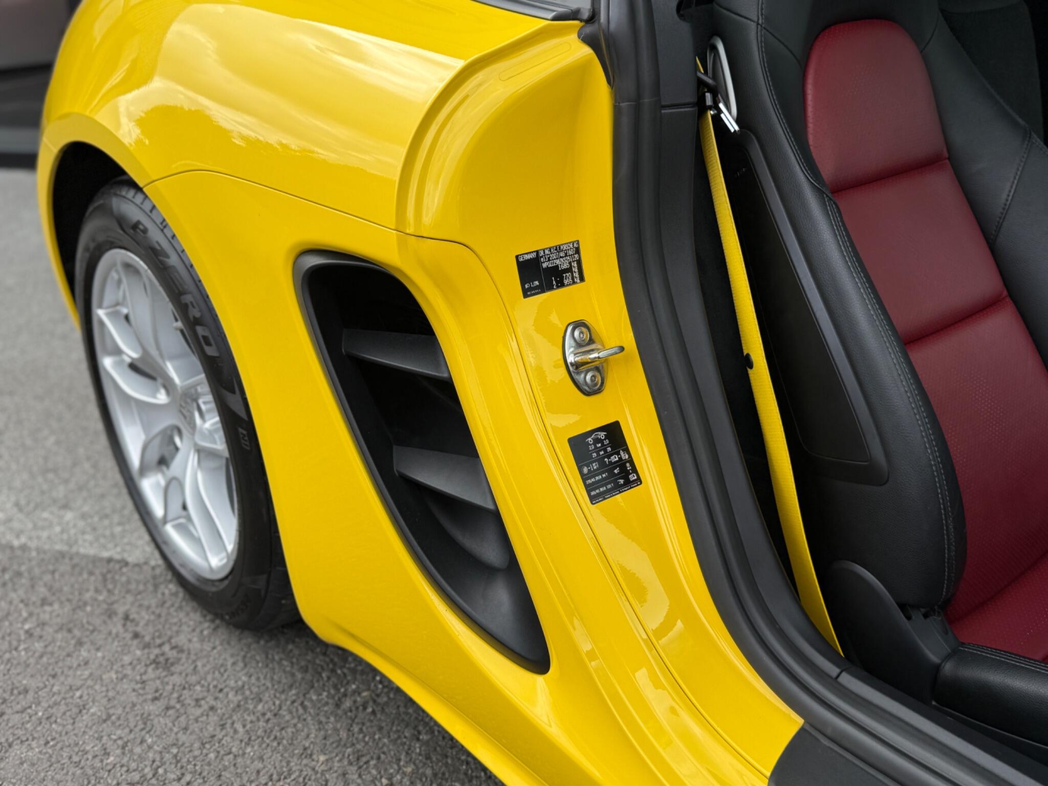 Porsche 718 Cayman view 18