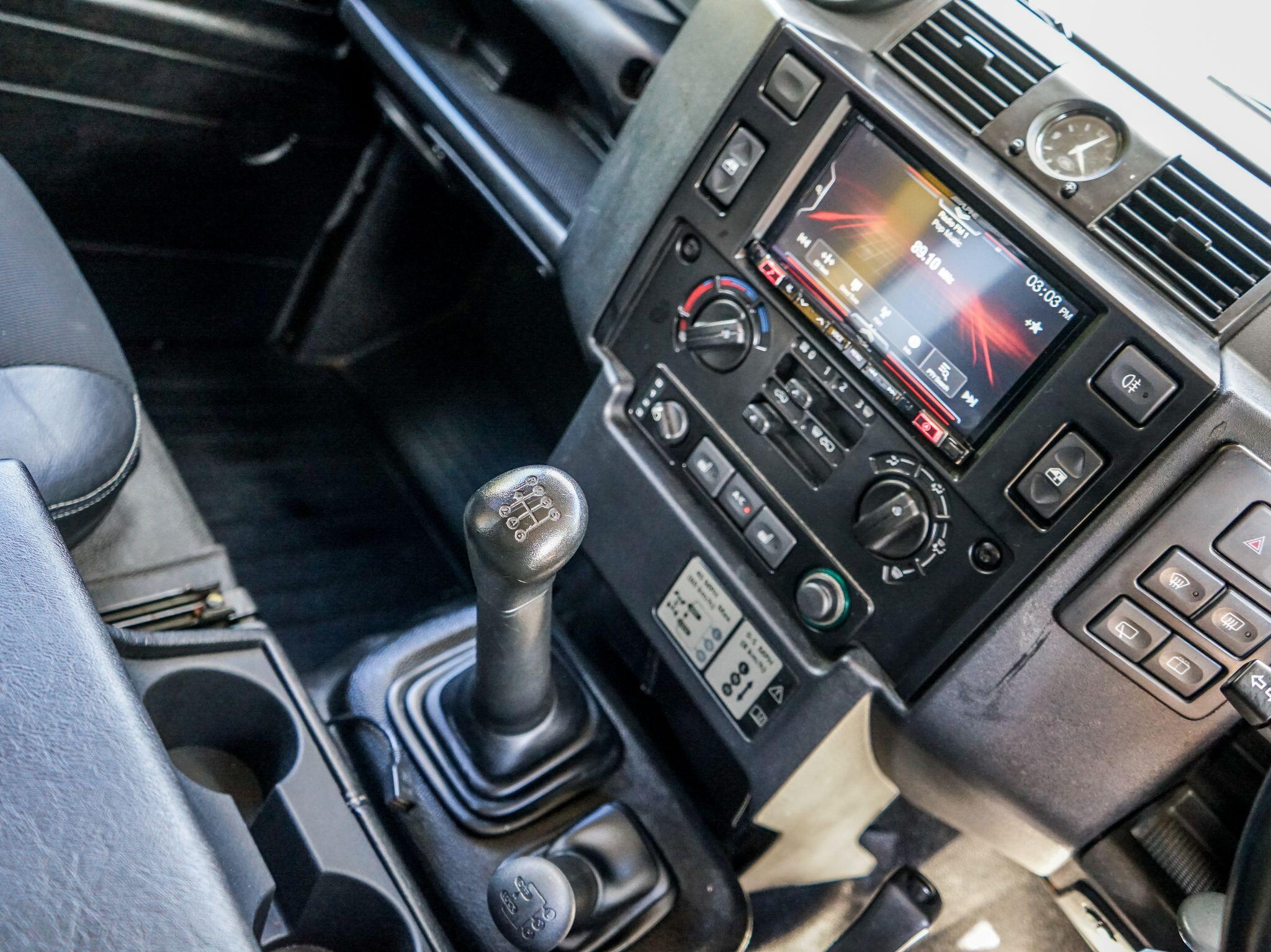 Land Rover Defender 110 view 6