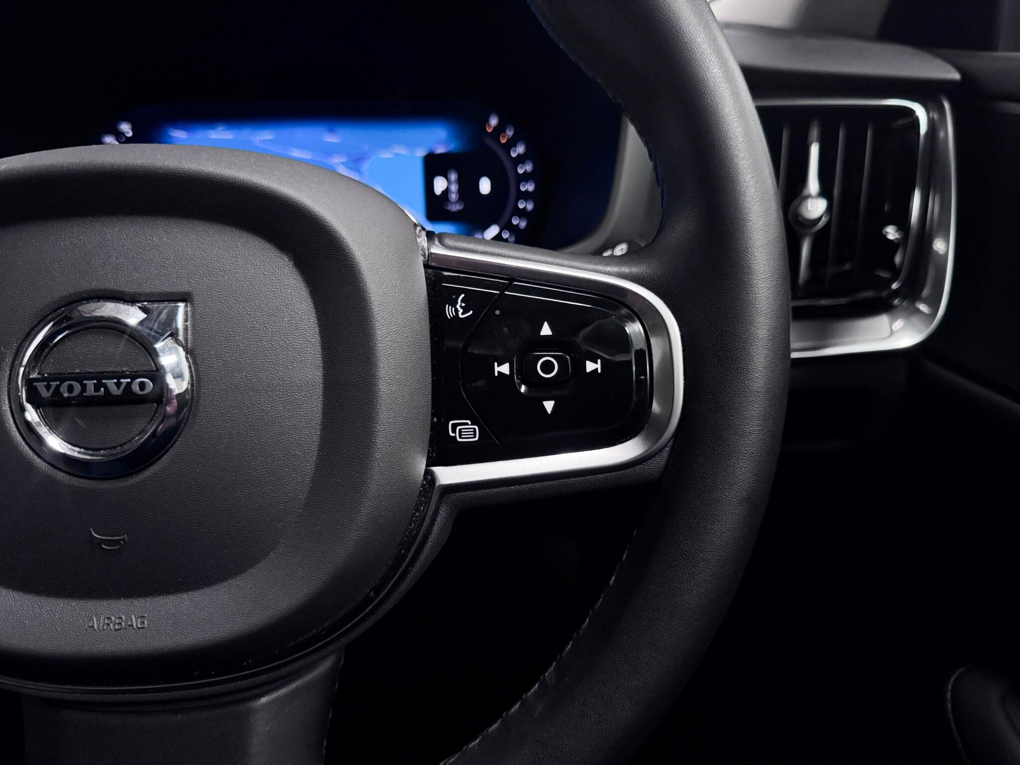 Volvo V60 Cross Country view 17