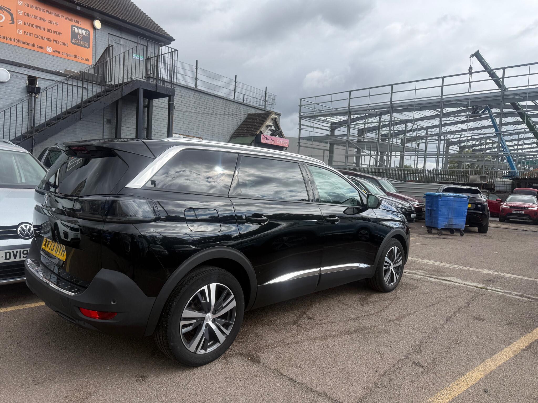 Peugeot 5008 view 2