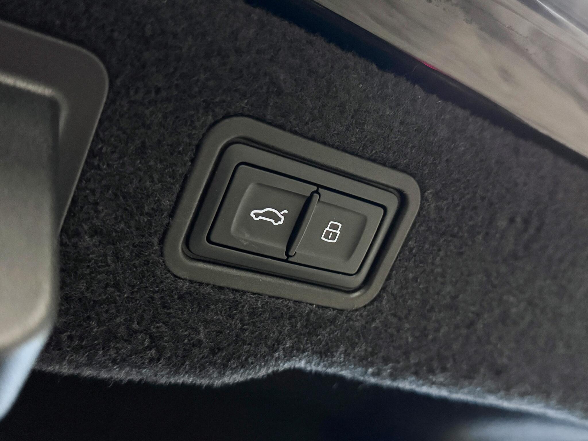 Audi A8 view 13
