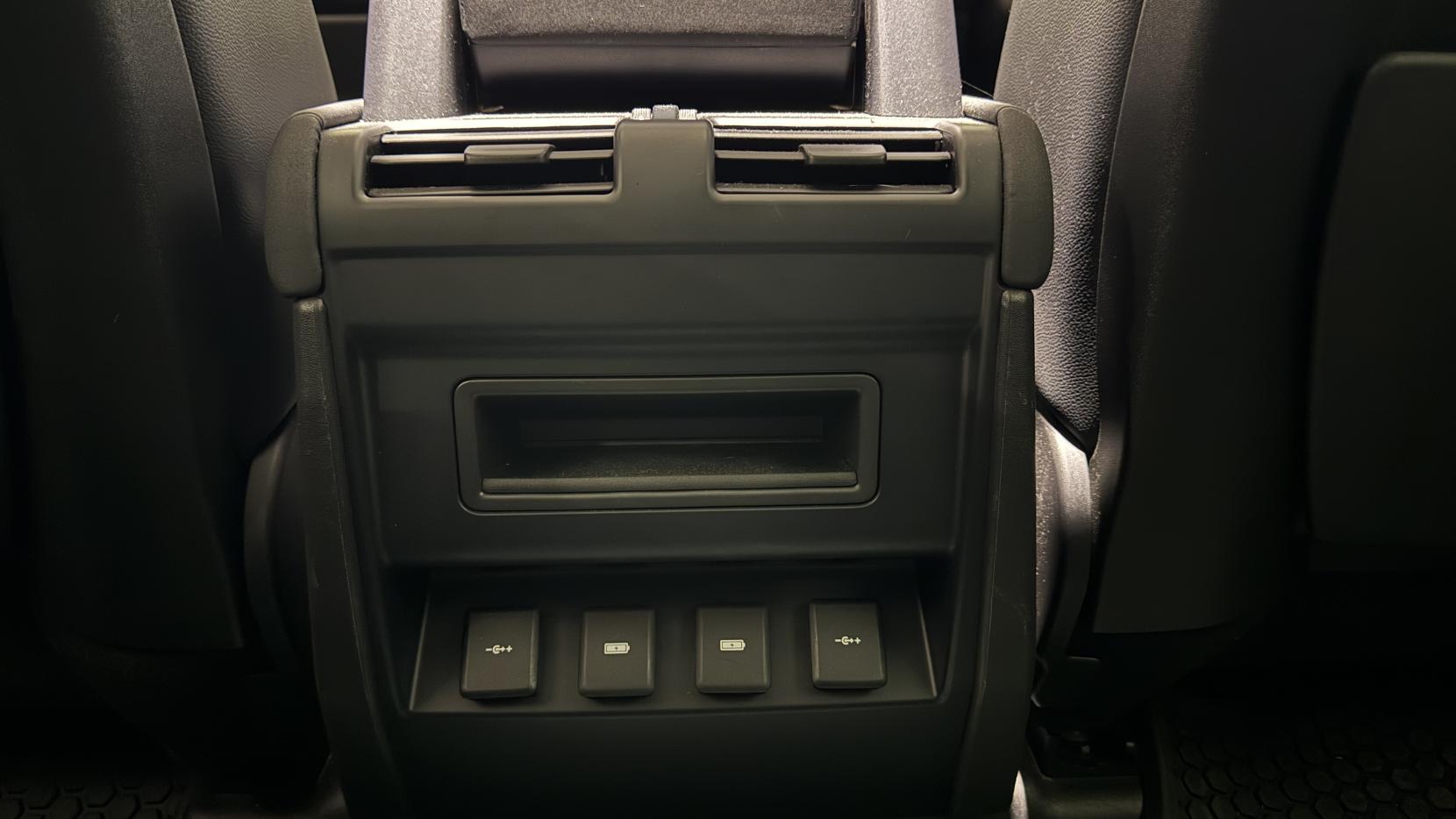 Land Rover Defender view 32