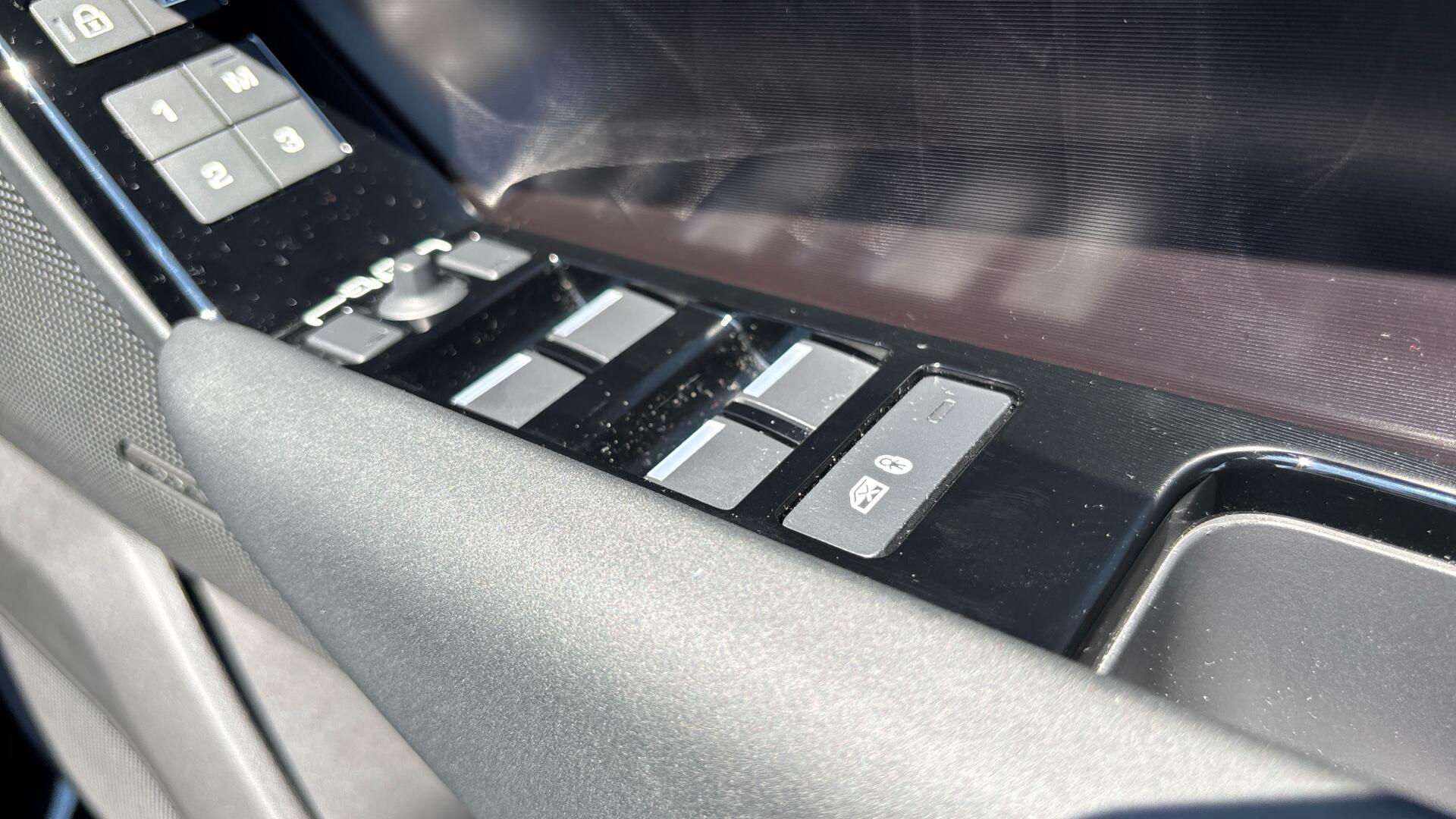Land Rover Range Rover Velar view 32