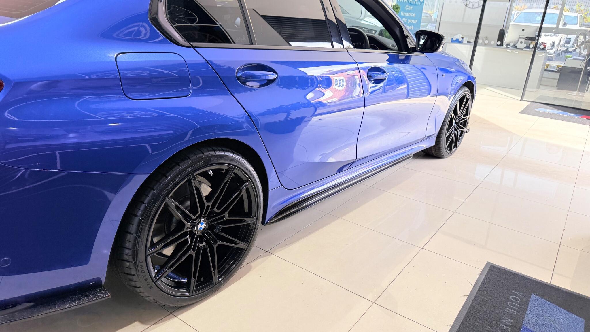BMW 3 Series view 22