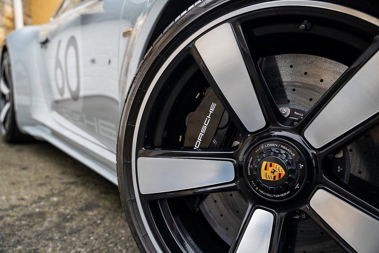 Porsche 911 view 32