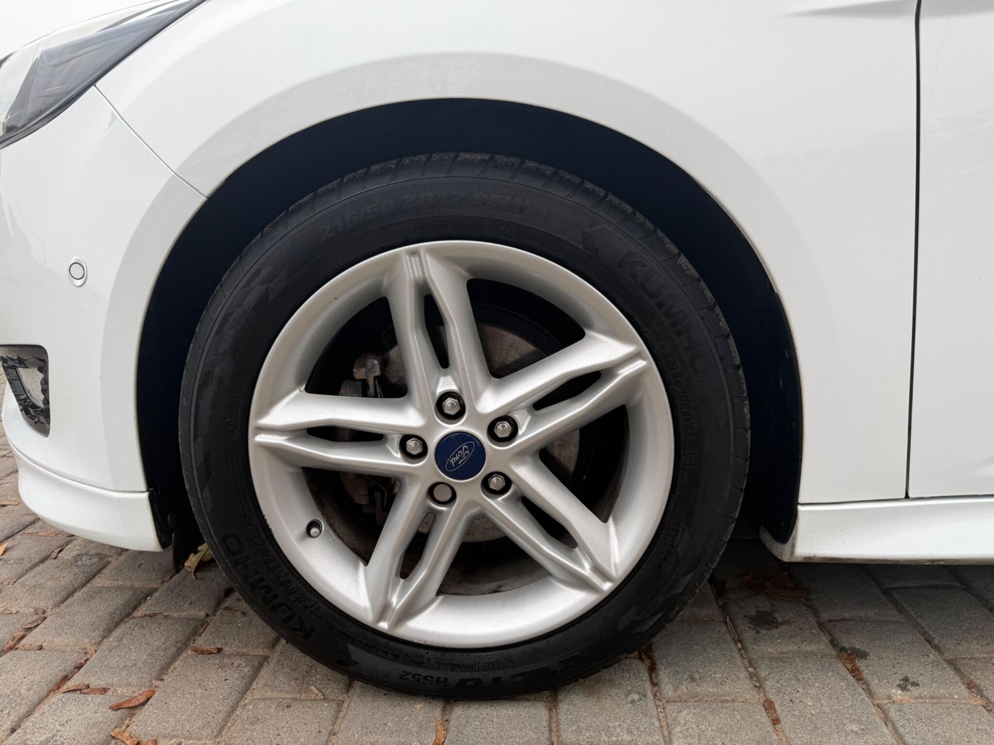 2015 Ford Focus image 28