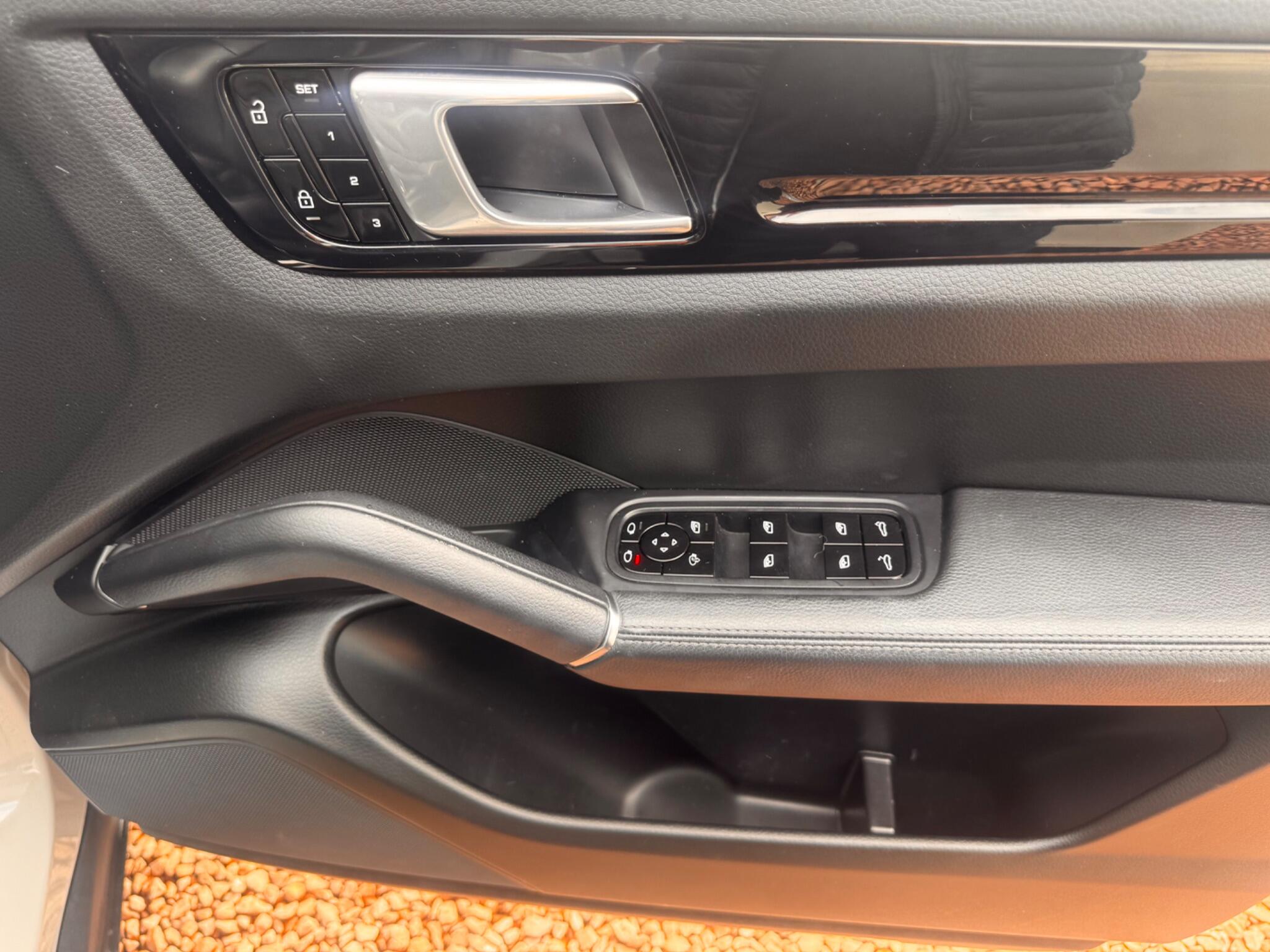Porsche Cayenne view 32