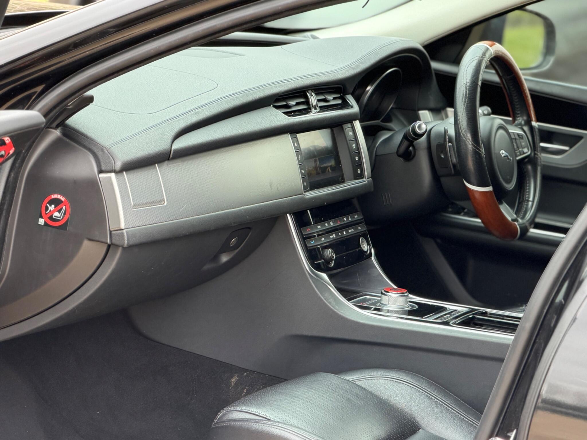 2016 Jaguar XF 2.0d Prestige Auto Euro 6 (s/s) 4dr image 22