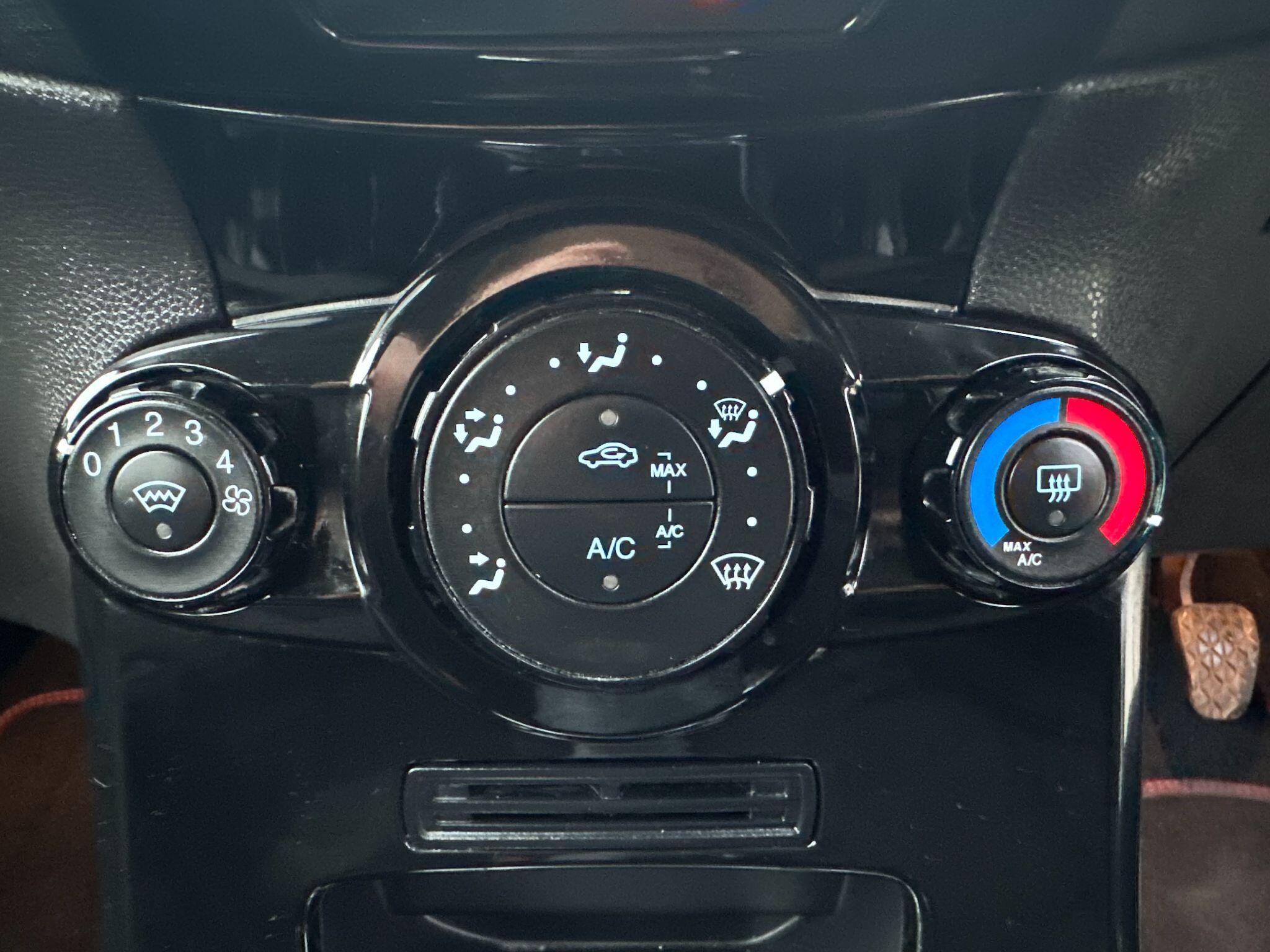 2015 Ford Fiesta image 46