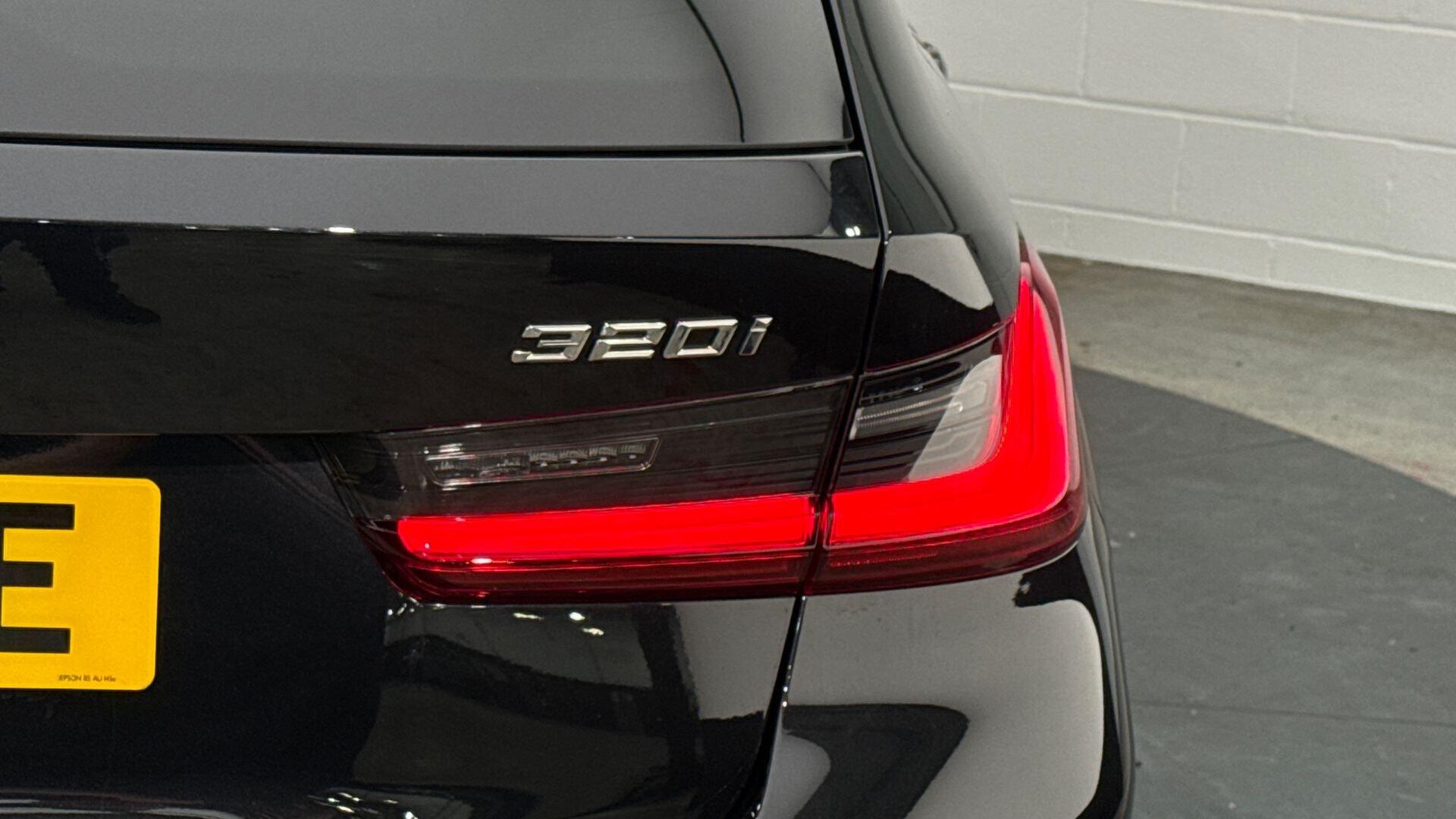BMW 3 Series view 22