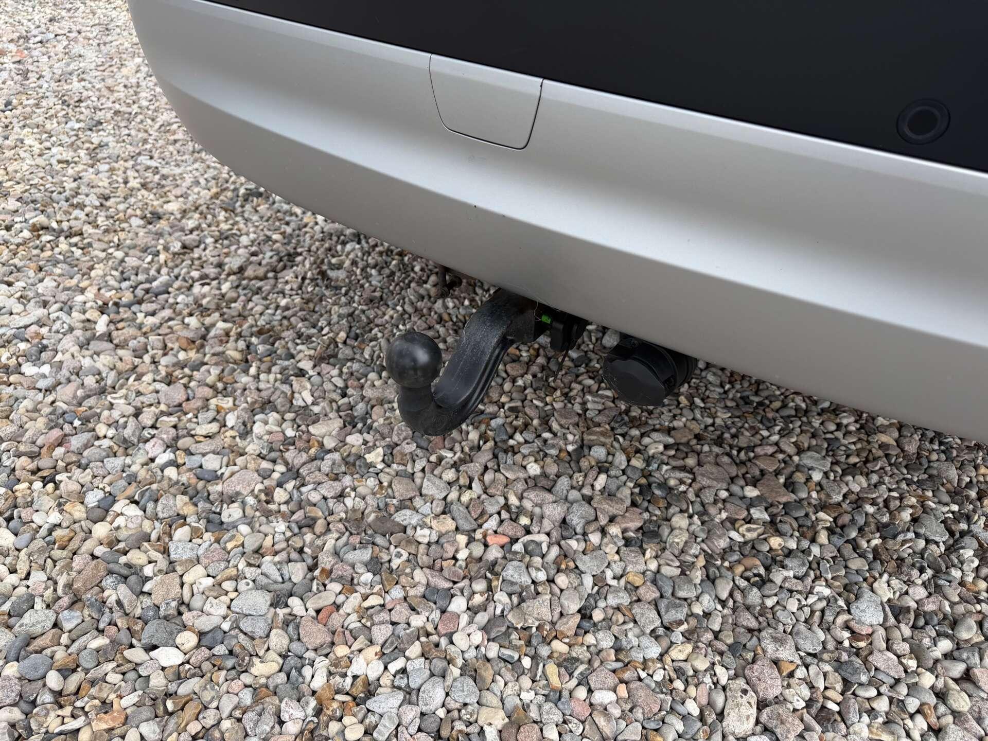 Land Rover Discovery view 9