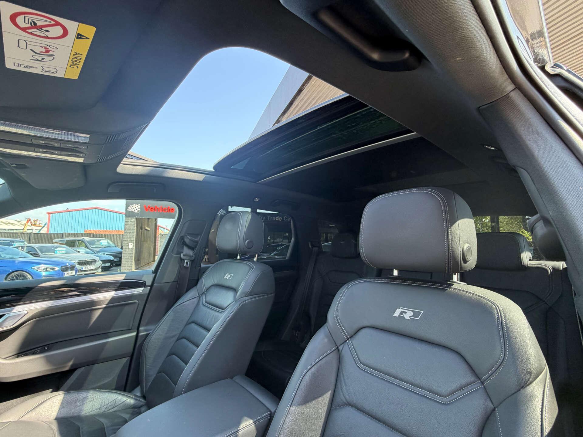 Volkswagen Touareg view 9