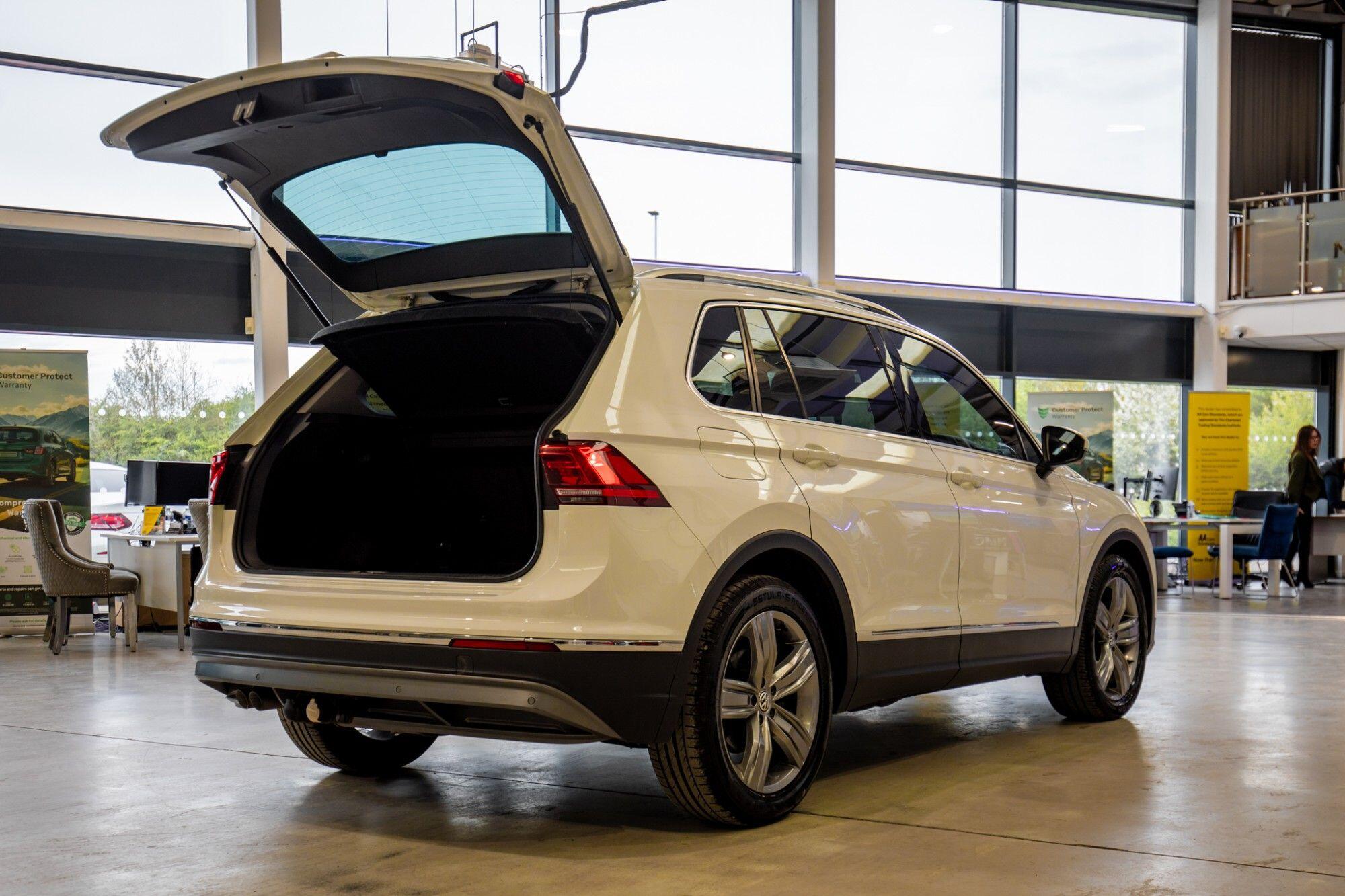 Volkswagen Tiguan view 4