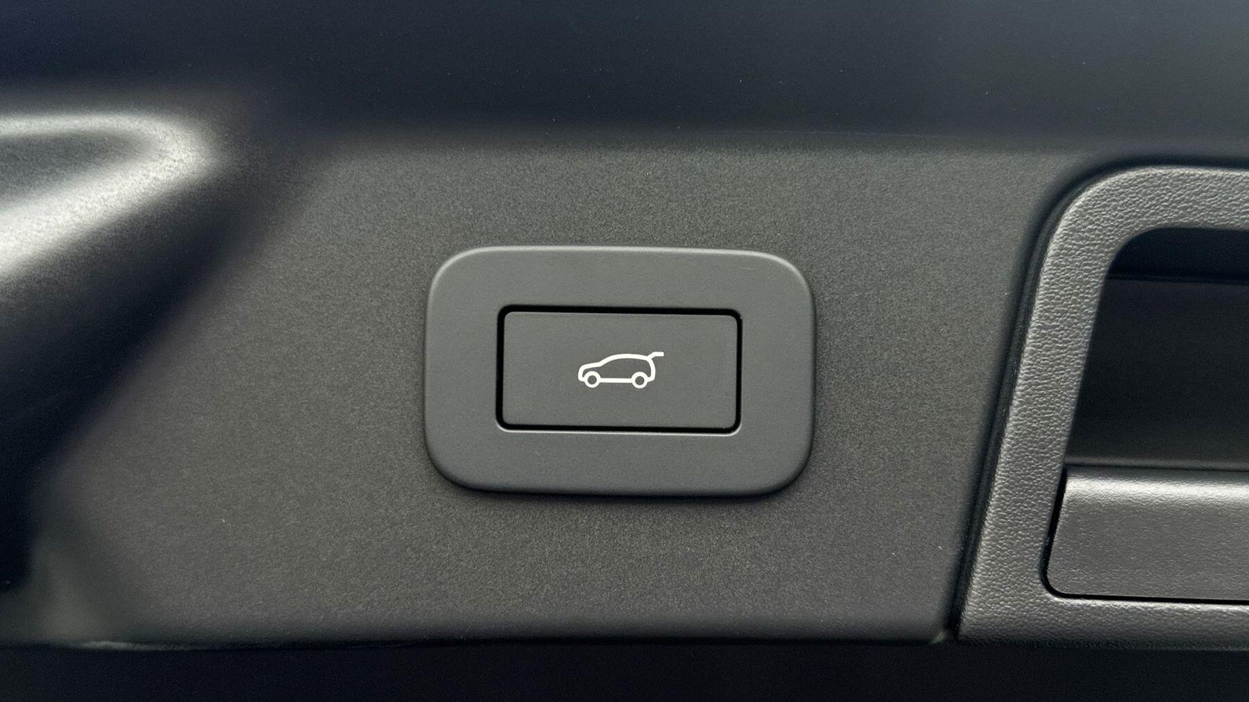 Land Rover Range Rover Velar view 40