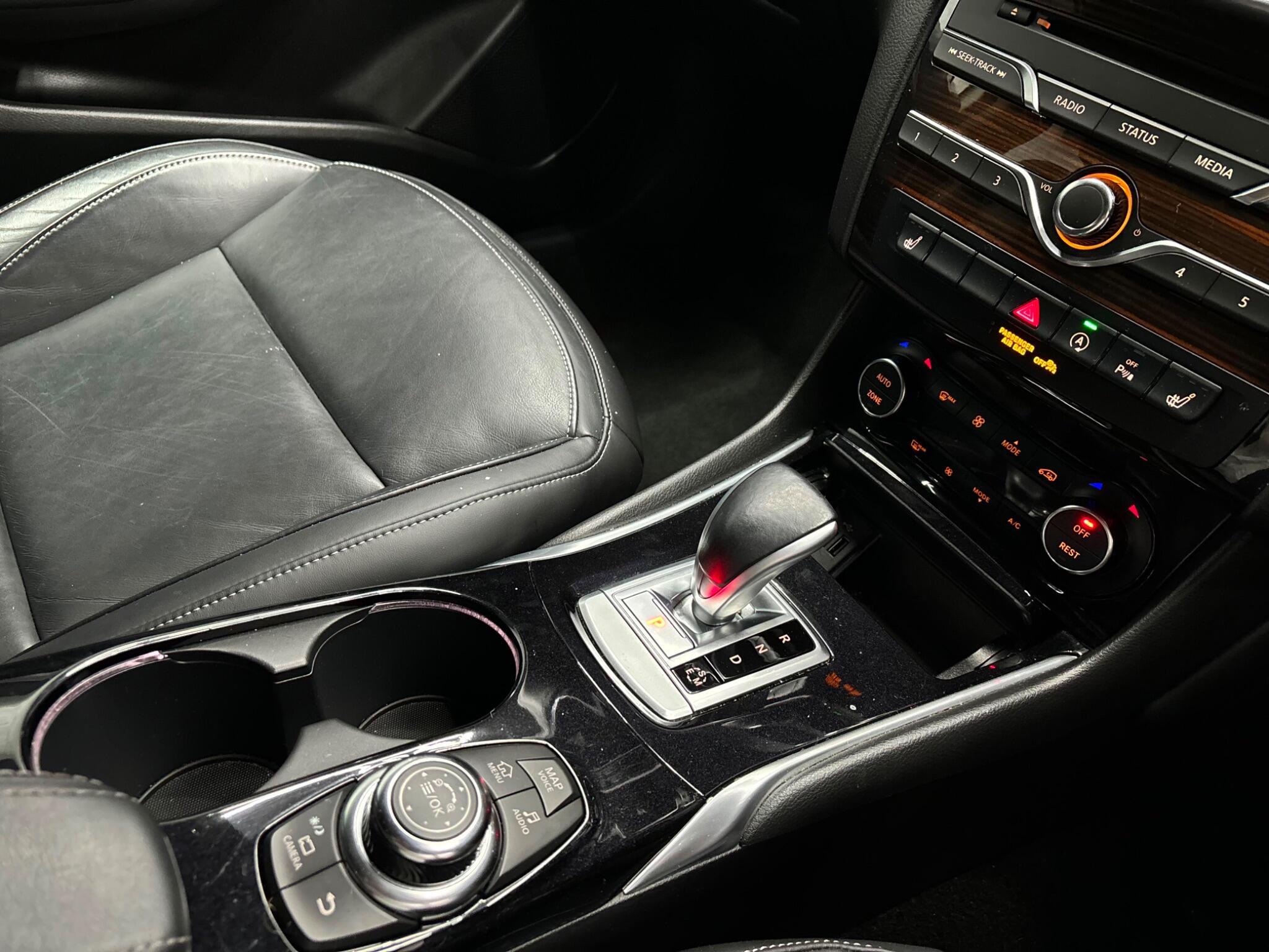 Infiniti Q30 view 18