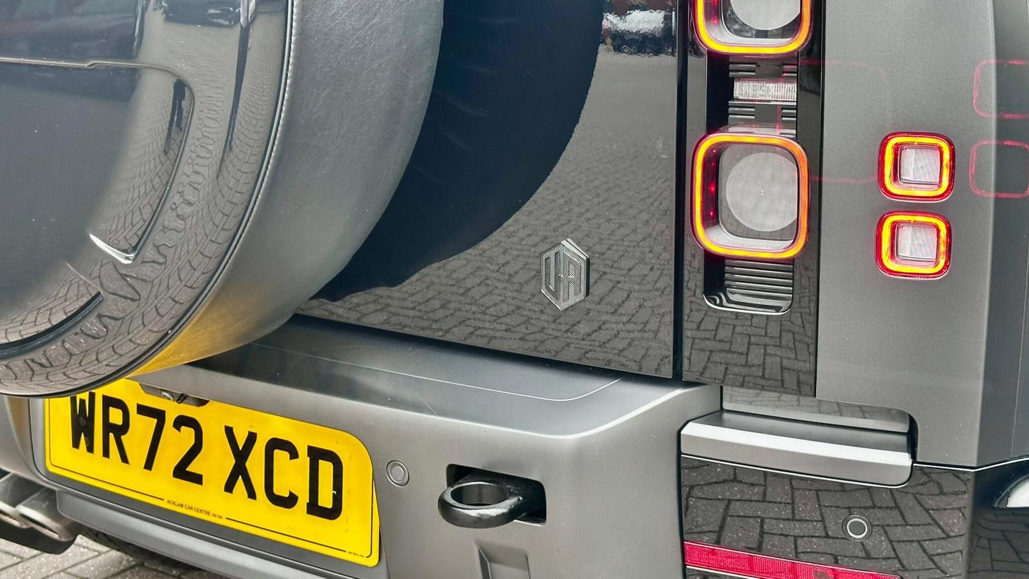 Land Rover Defender 110 view 27