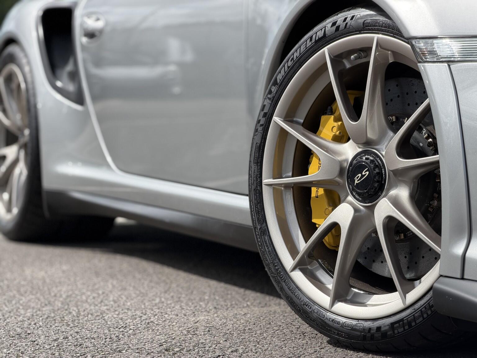 Porsche 911 view 4