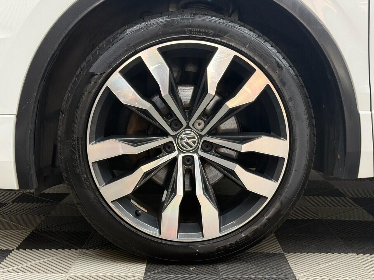 Volkswagen Tiguan view 4