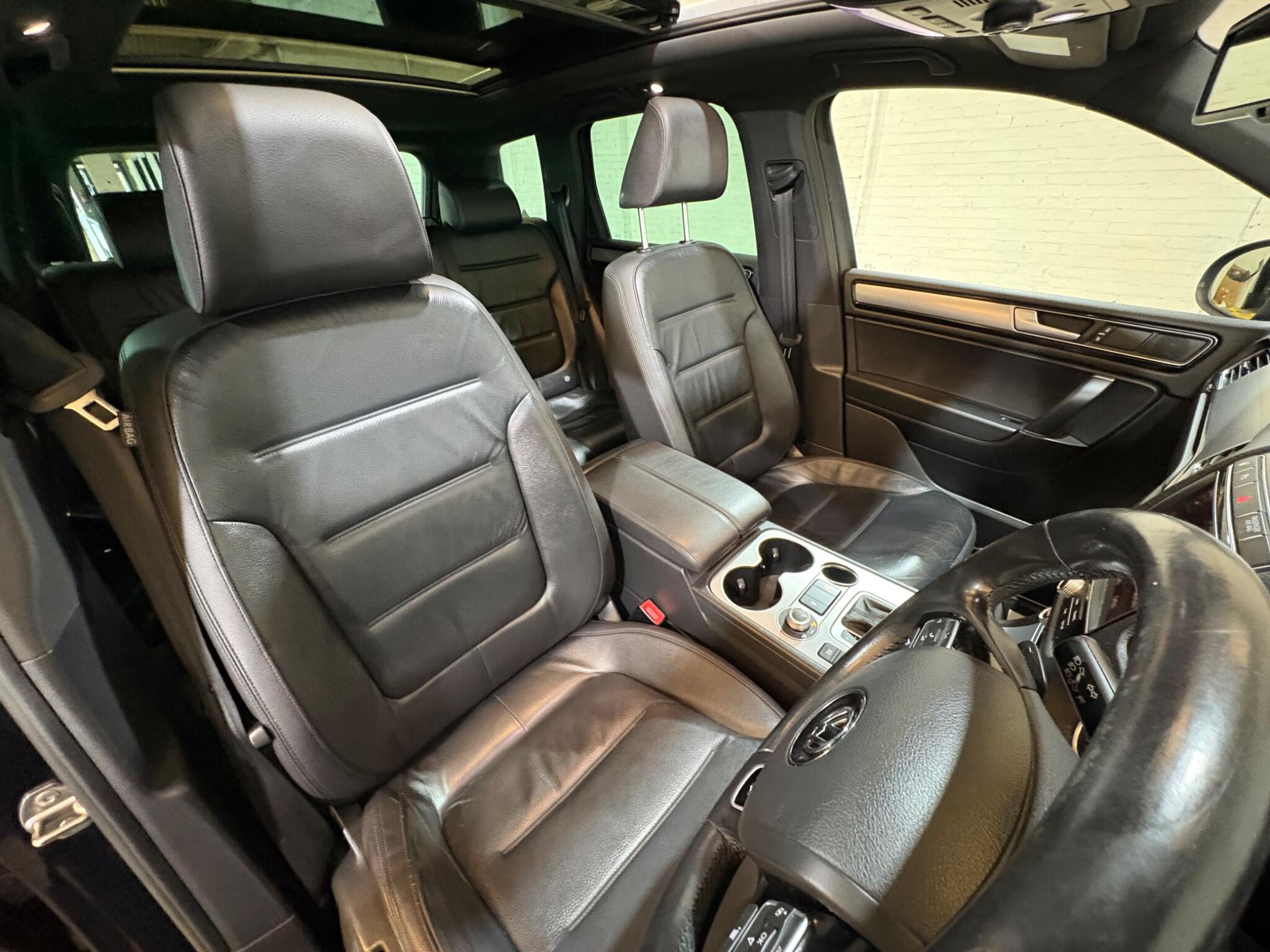 Volkswagen Touareg view 8