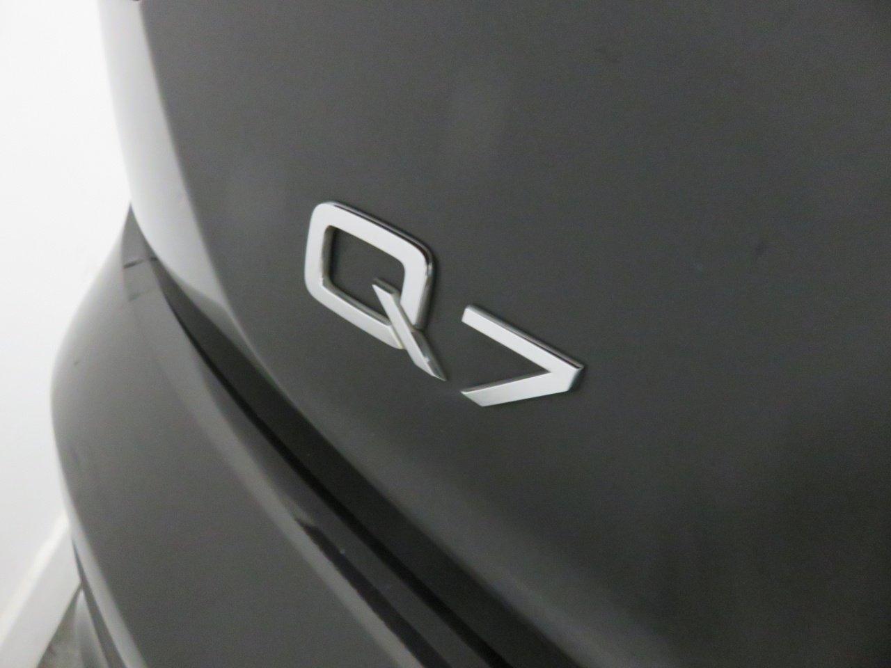 Audi Q7 view 16