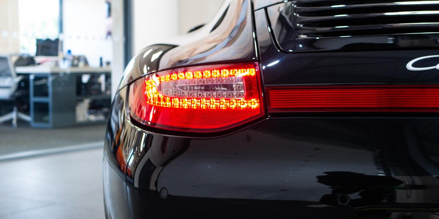 Porsche 911 view 40