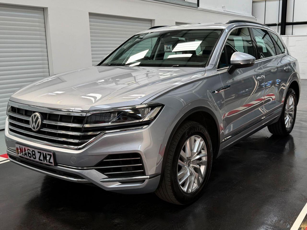 Volkswagen Touareg view 9