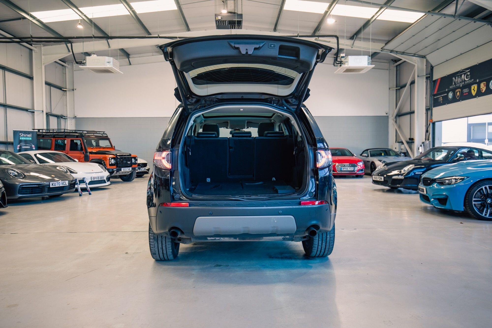 Land Rover Discovery Sport view 30