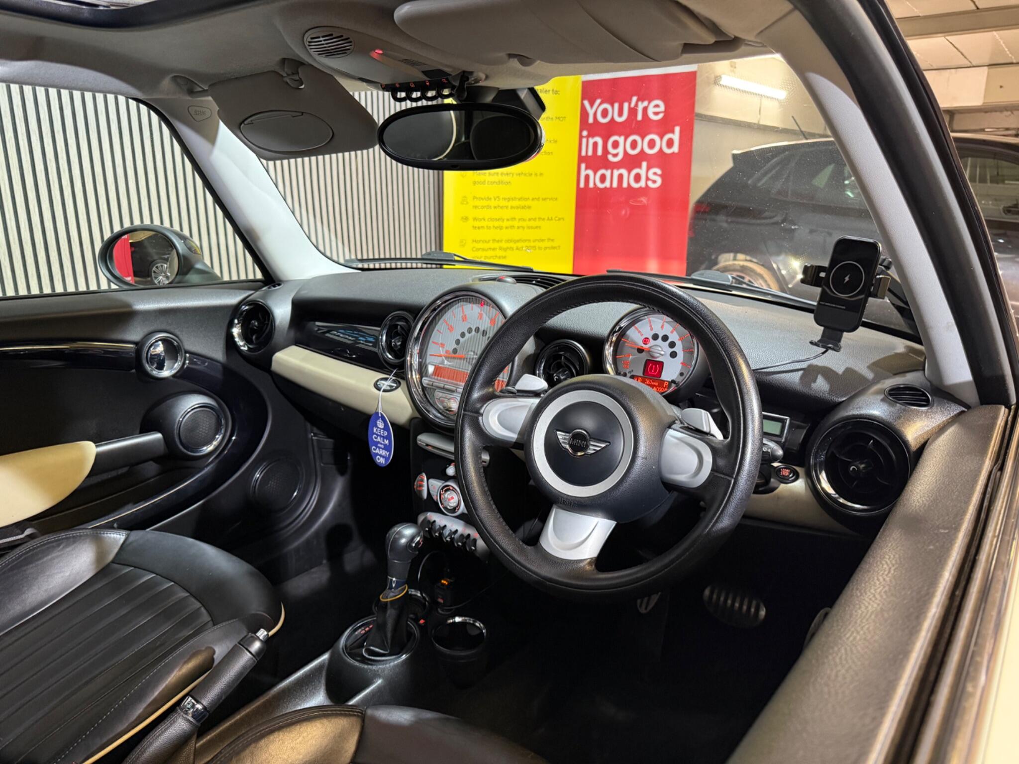 2008 MINI Hatch image 28