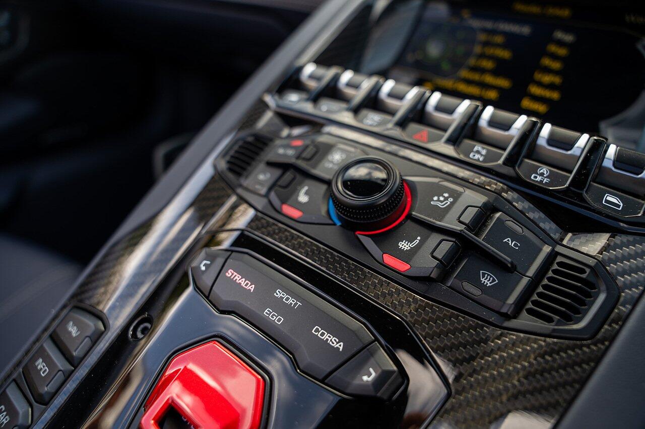 Lamborghini Aventador view 75