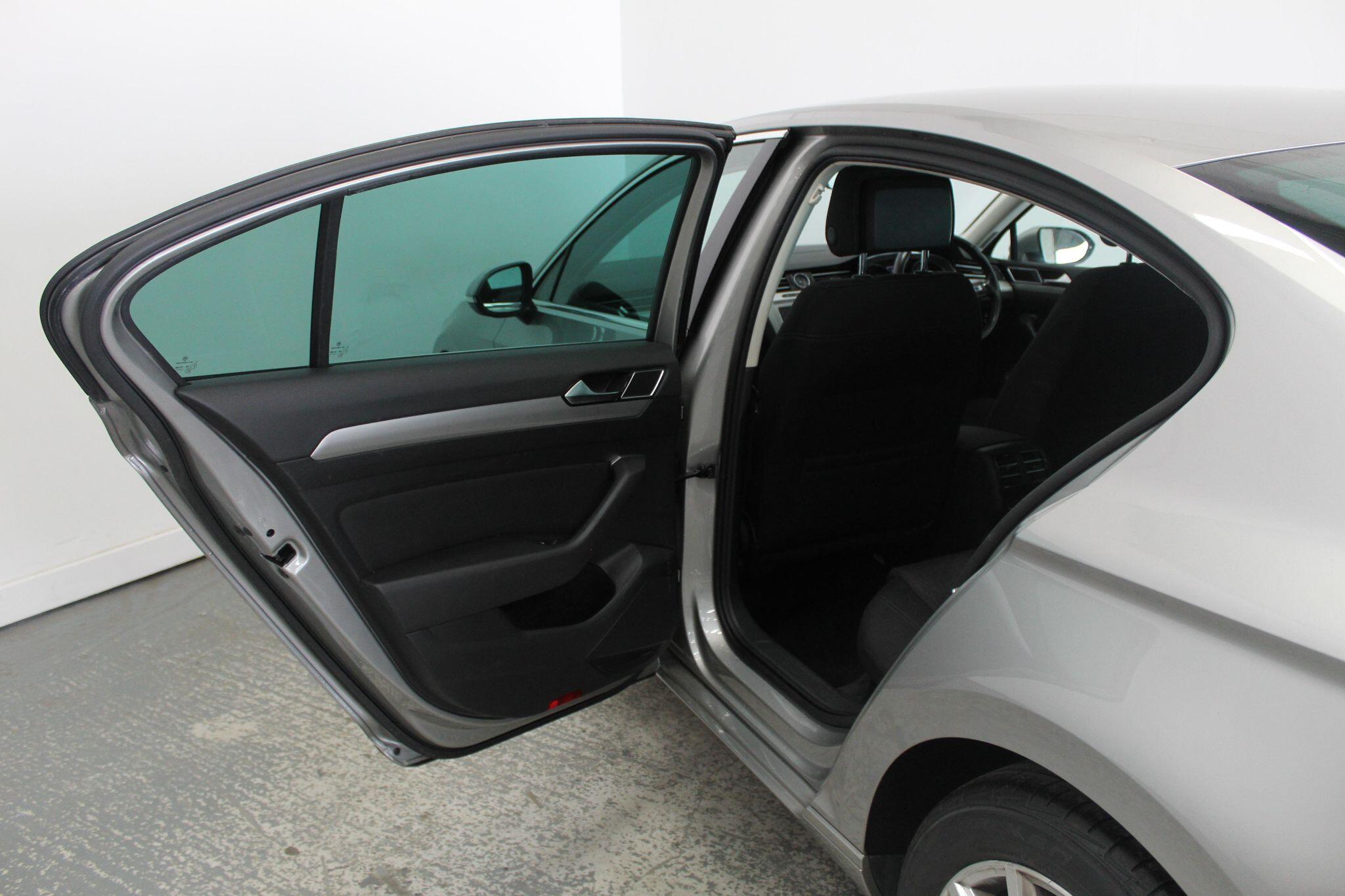 Volkswagen Passat view 28
