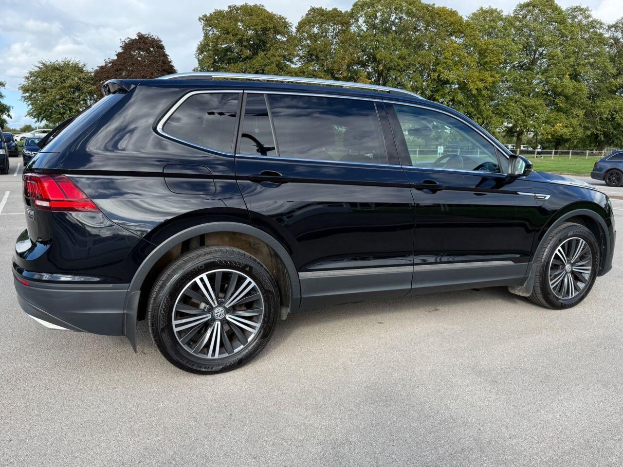Volkswagen Tiguan Allspace view 25