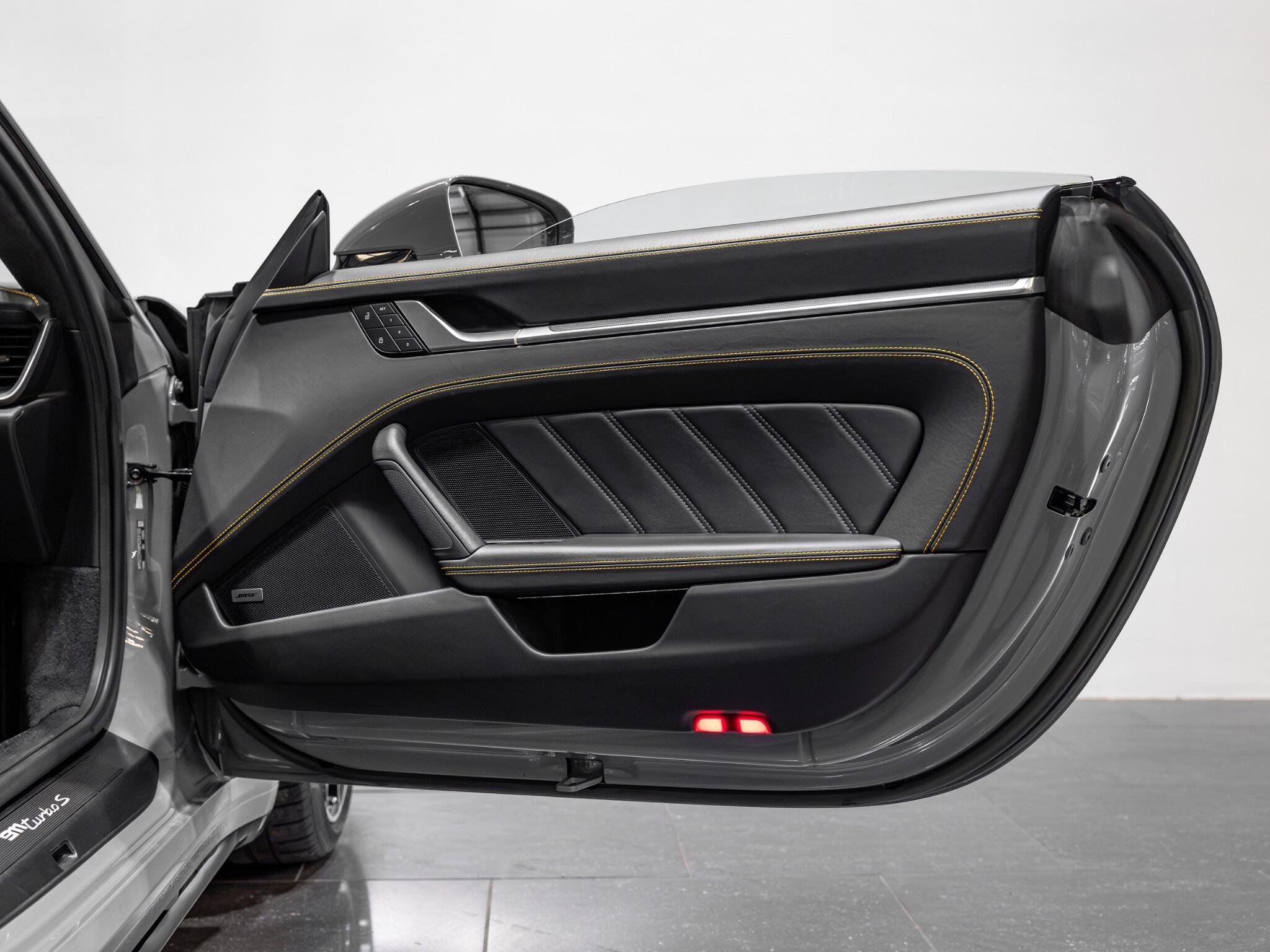 Porsche 911 view 32