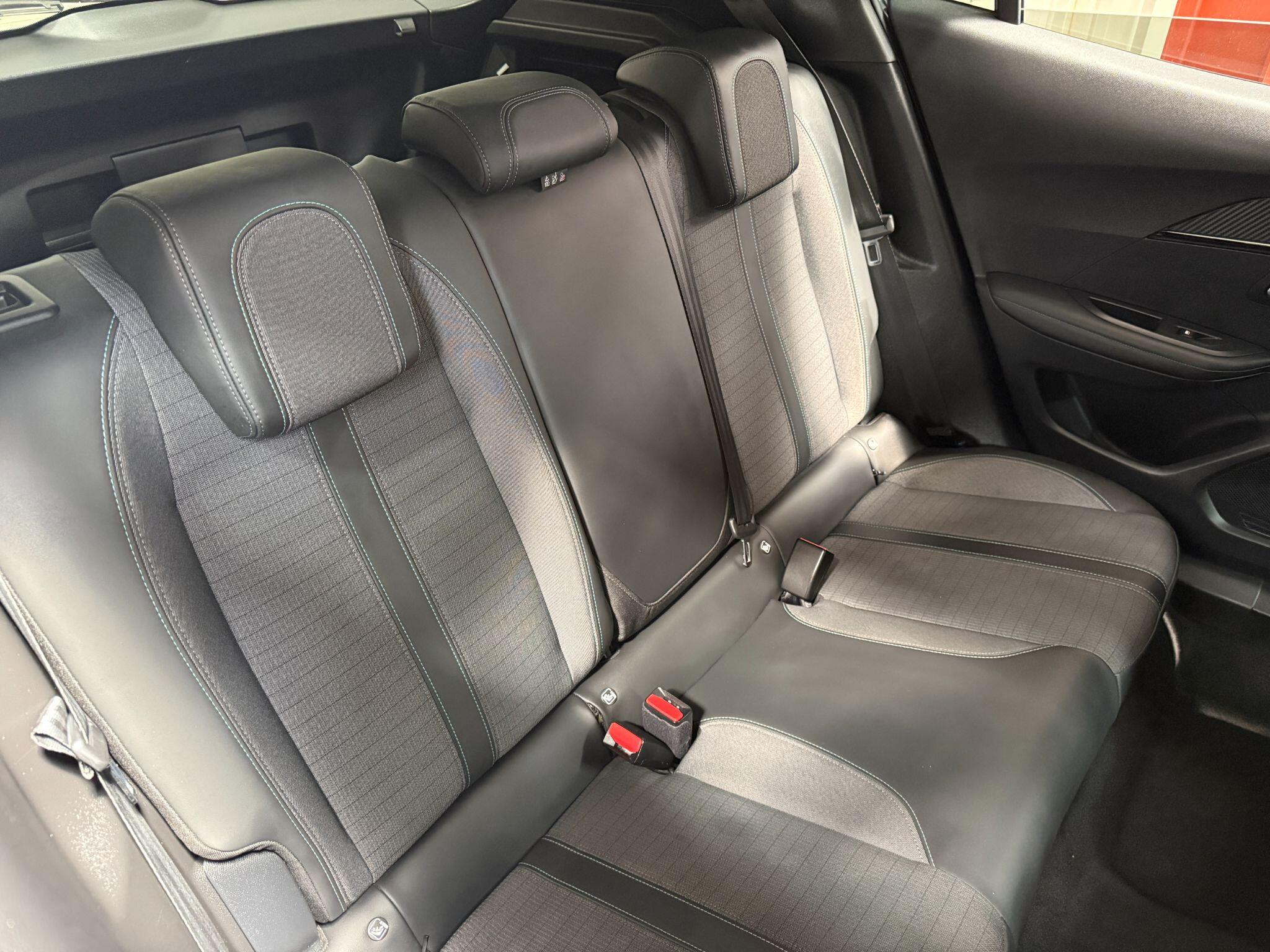 Peugeot 2008 view 11