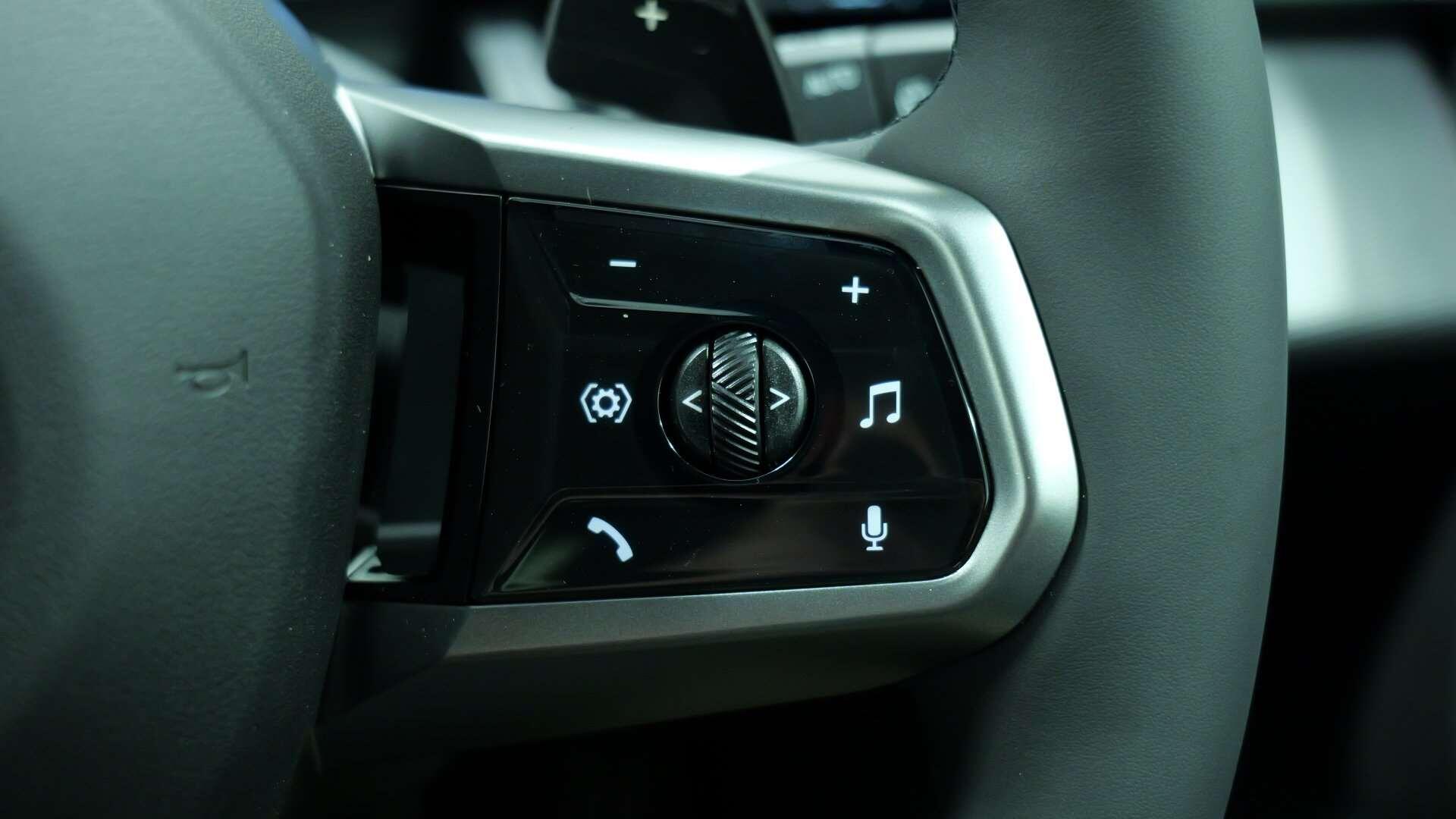 BMW 5 Series view 19