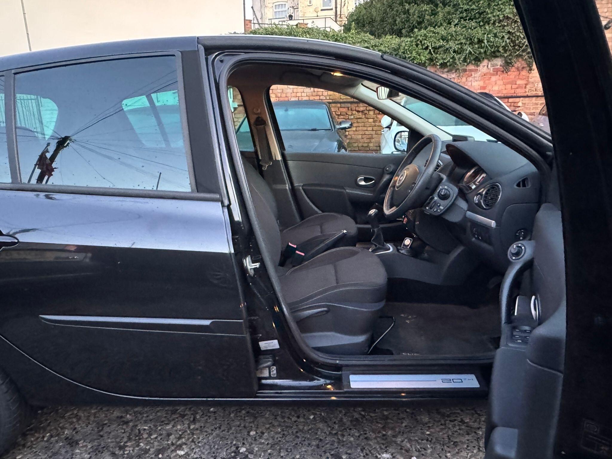 2010 Renault Clio image 11
