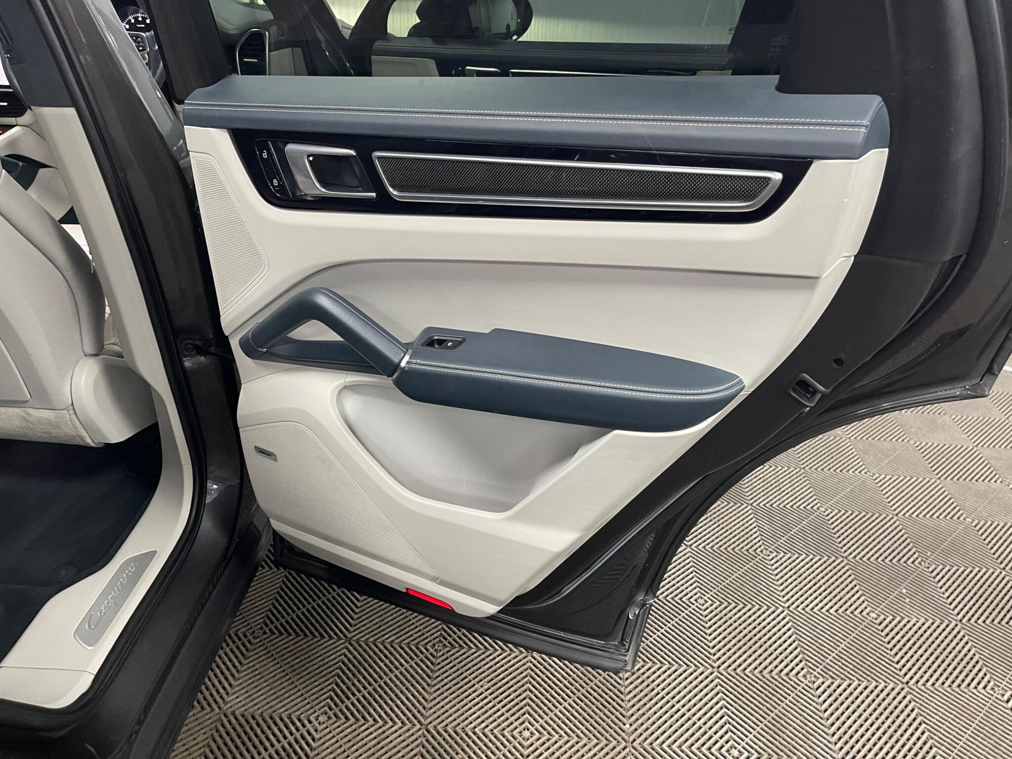 Porsche Cayenne view 45