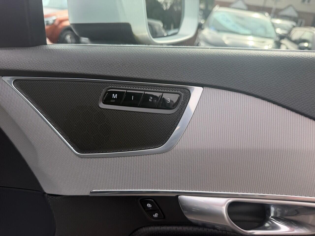 Volvo XC90 view 25