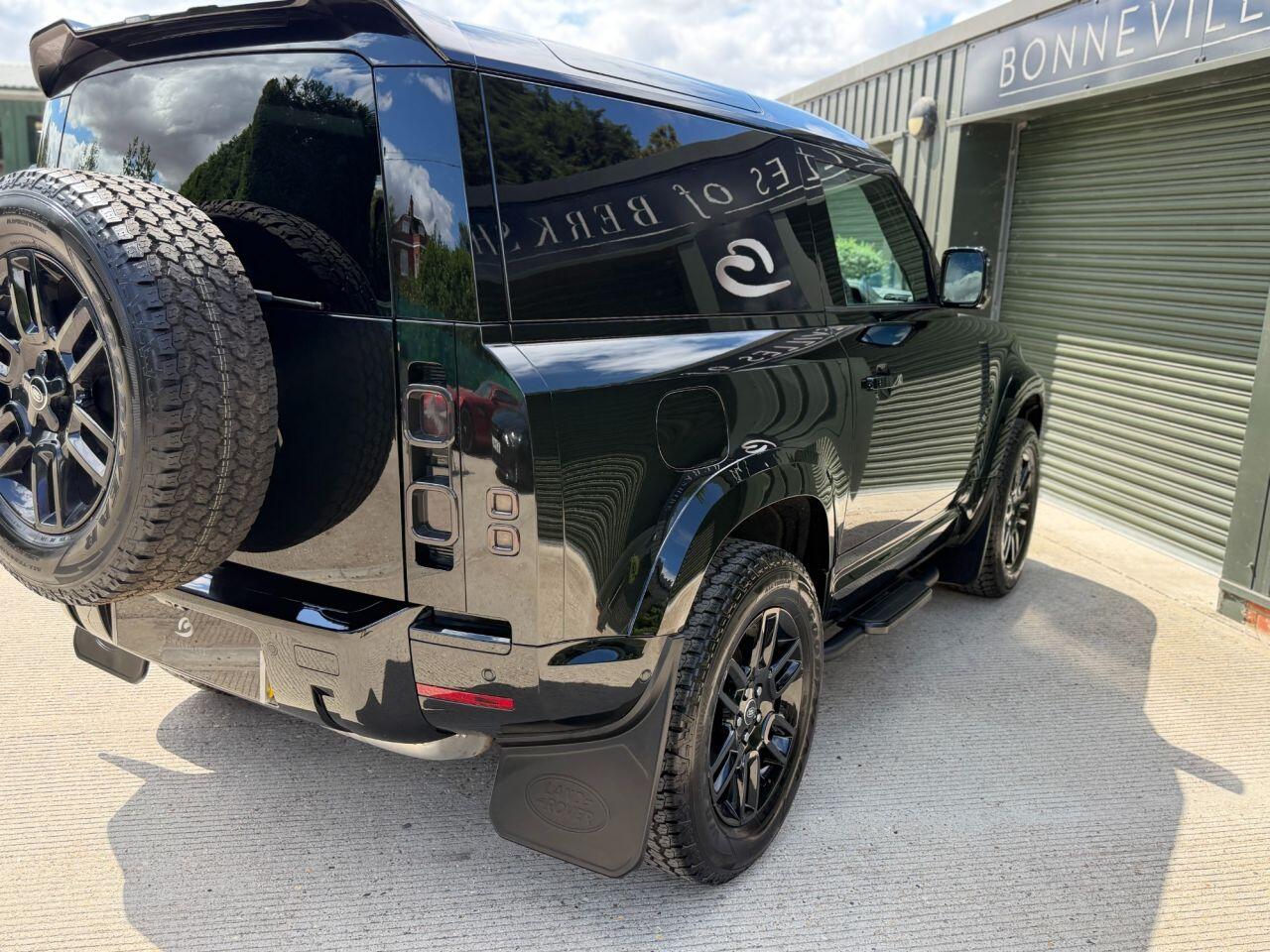 Land Rover Defender 90 view 24