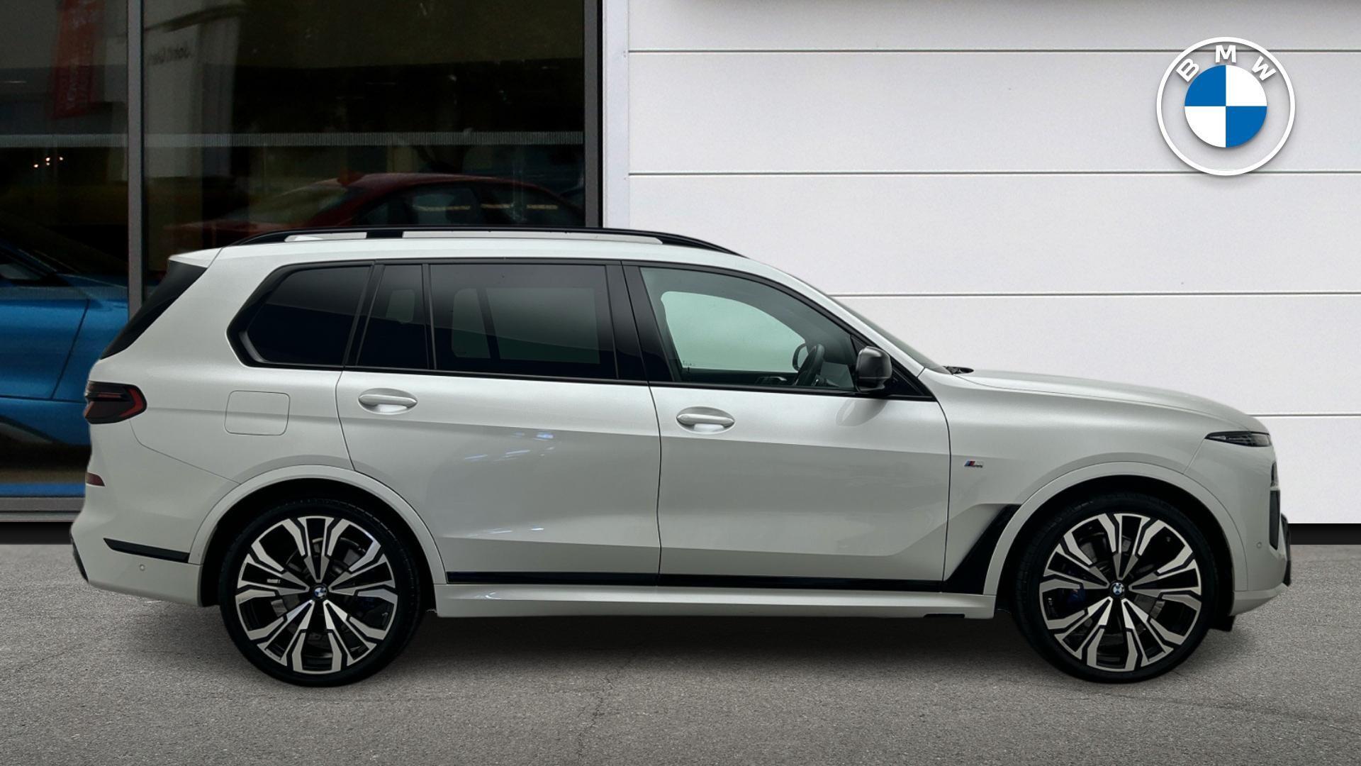 BMW X7 view 3