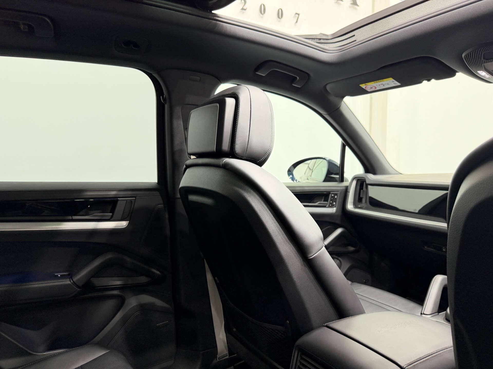 Porsche Cayenne view 16