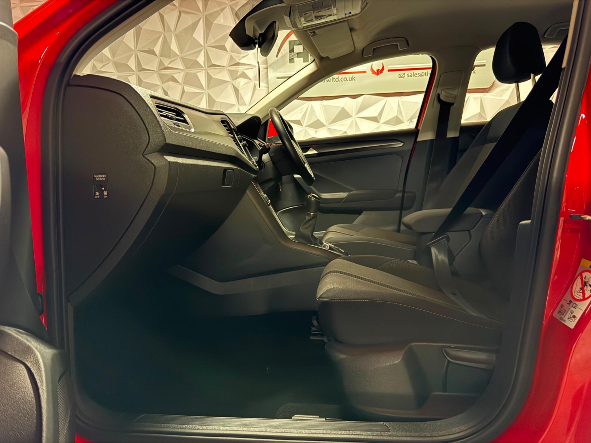 Volkswagen T-Roc view 17
