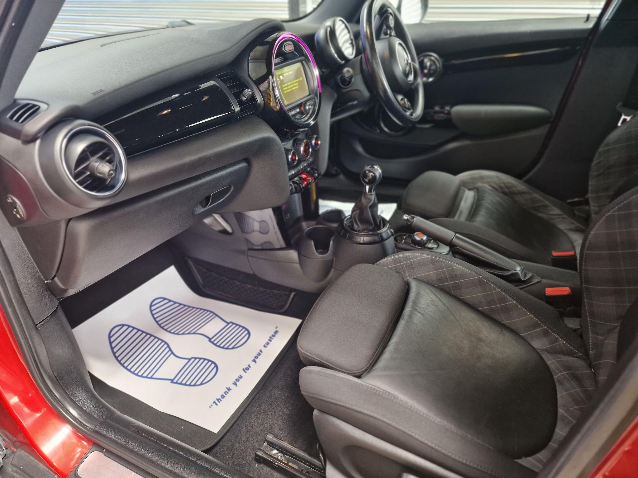 2015 MINI Hatch image 25