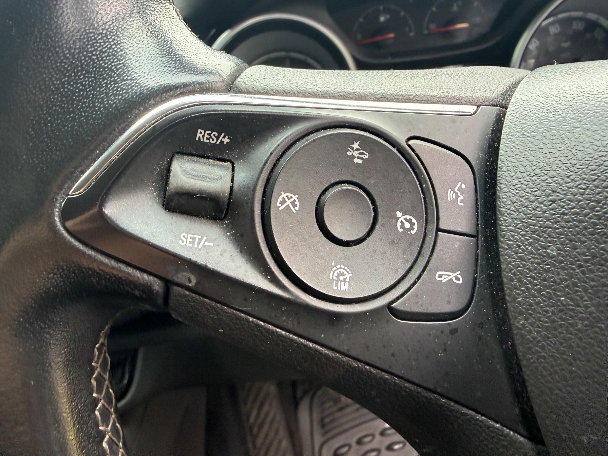2017 Vauxhall Insignia image 15