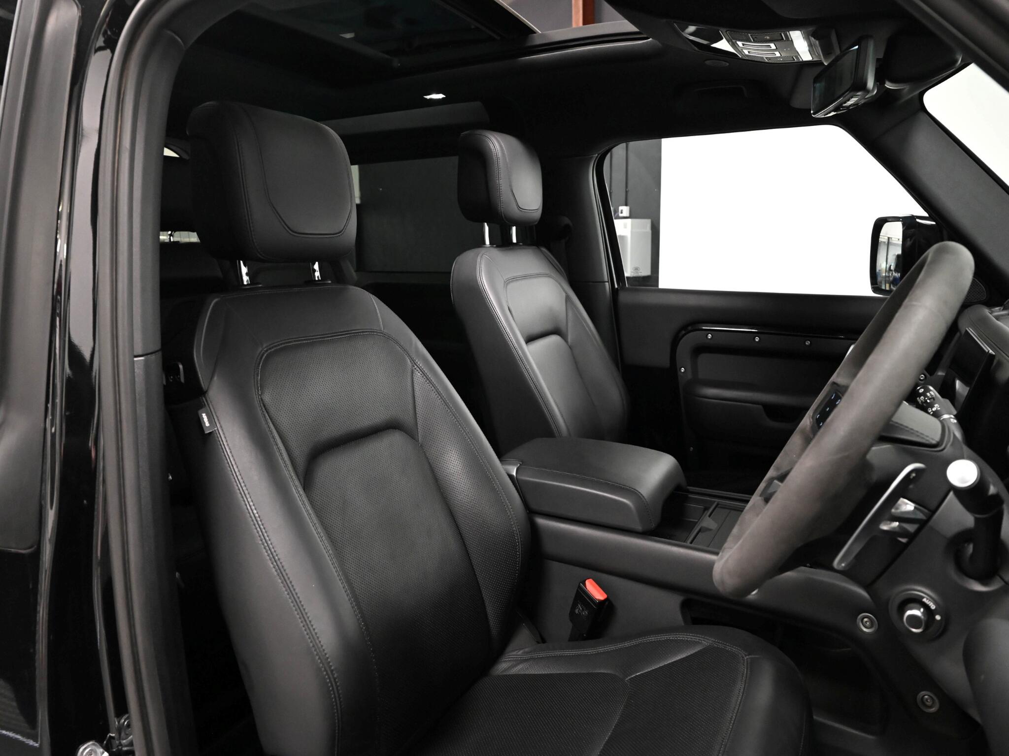 Land Rover Defender view 32