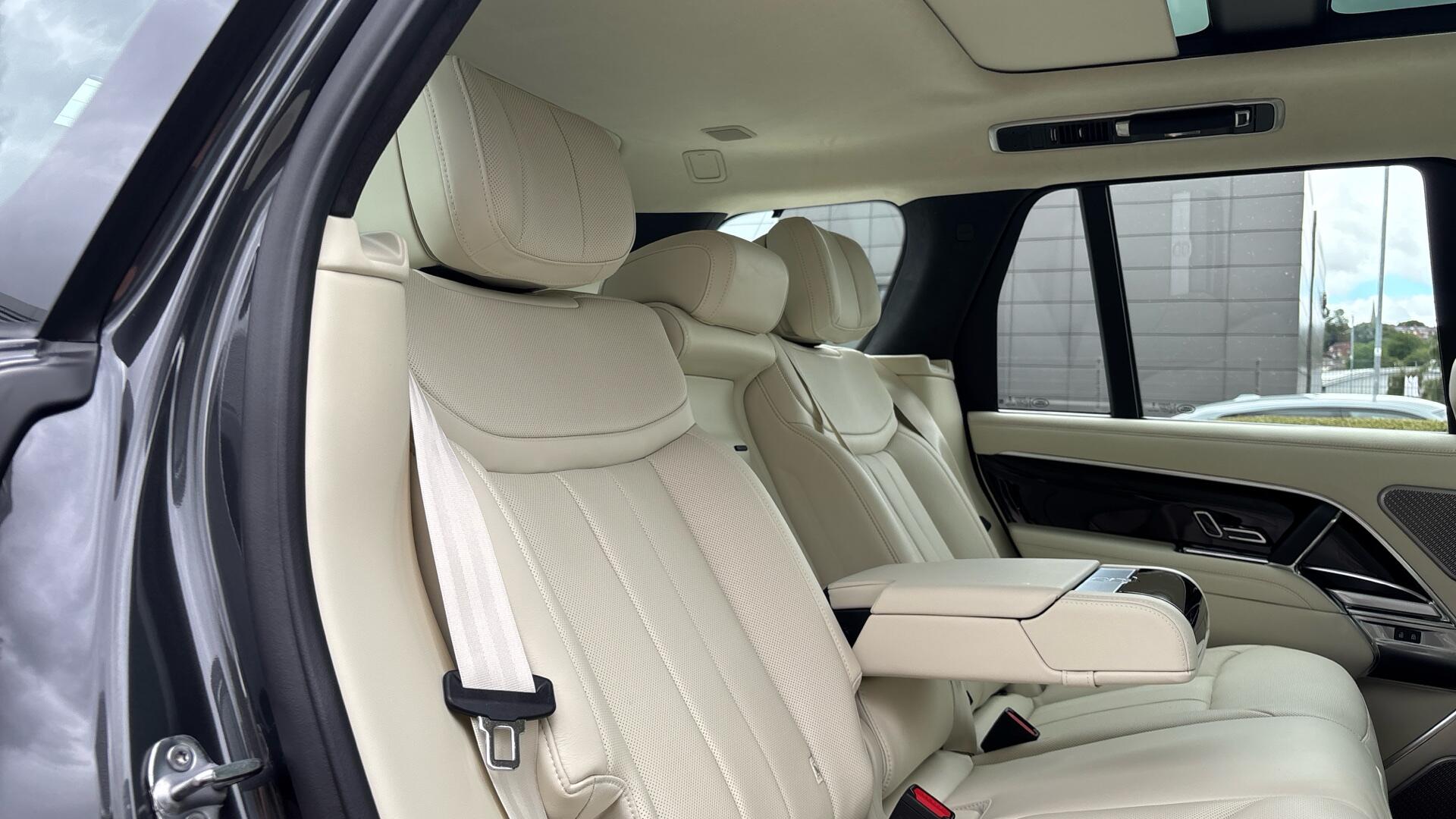 Land Rover Range Rover view 35